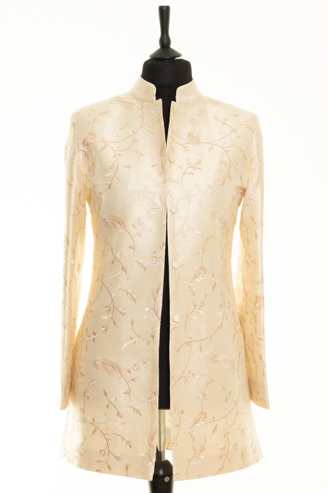 Long jacket in embroidered ivory fabric. Nehru collar women's jacket ideal for mature bride. 