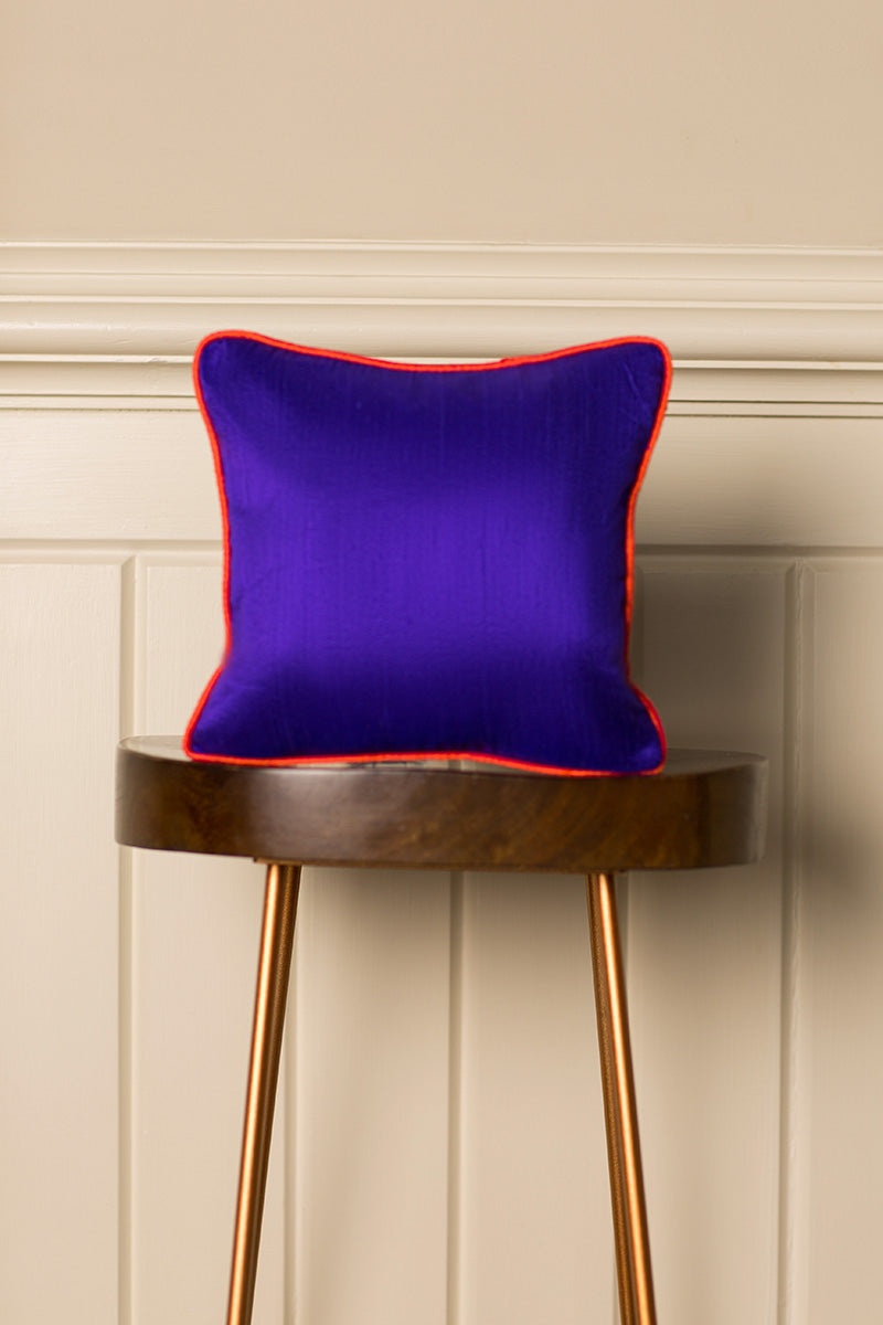 Silk cushion in deep violet, small size. With different colour pipping. 