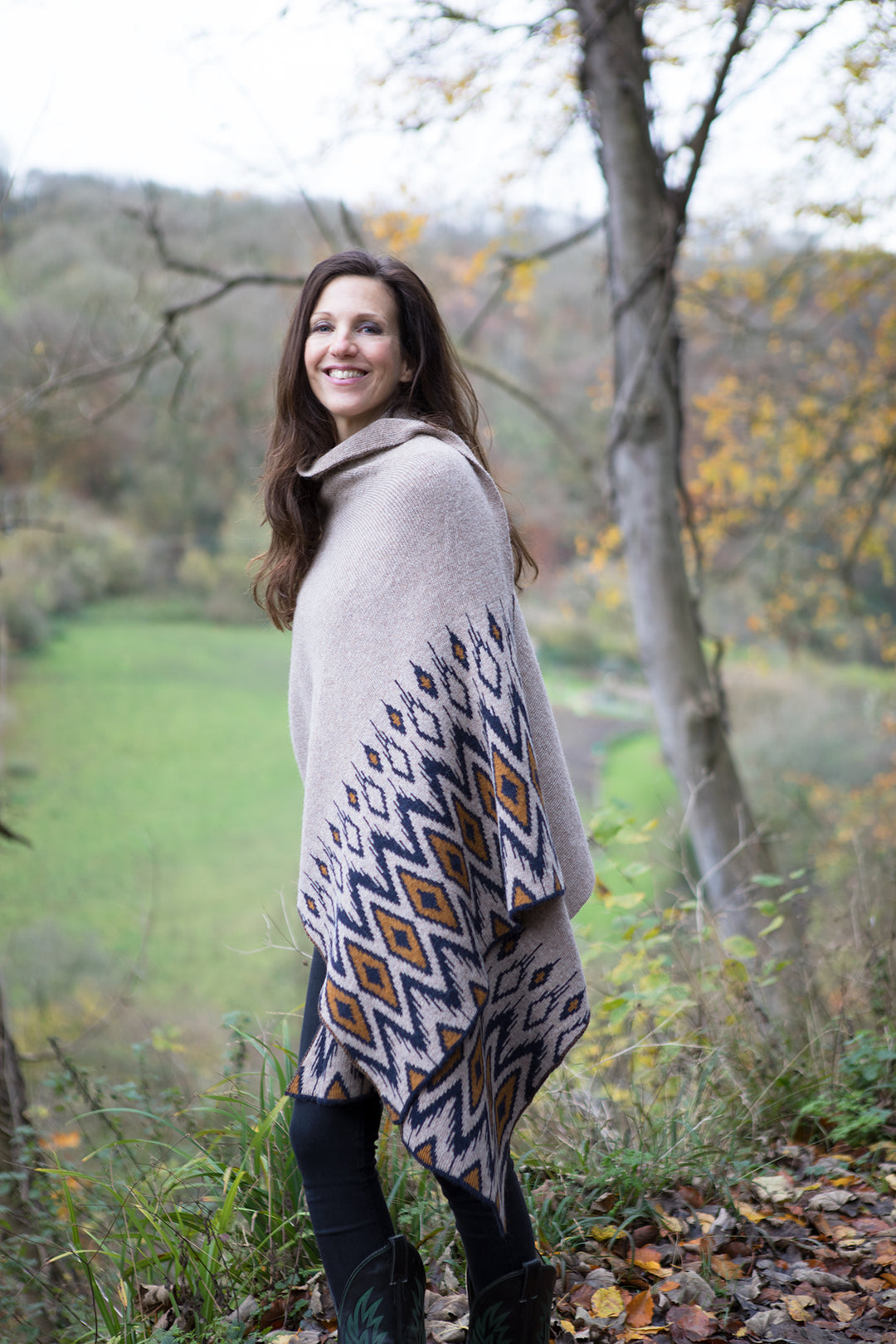 Alpaca scarf with navy pattern. 