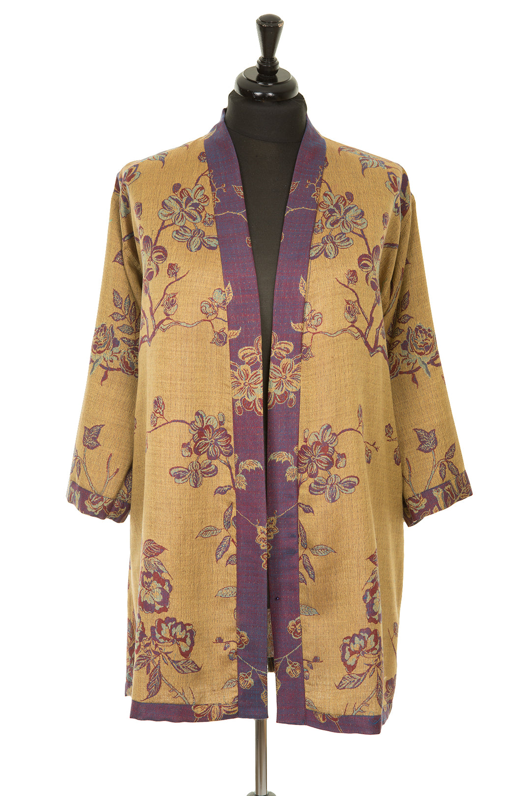 luxury kimono jacket with flower pattern. Cool festival outfit. 